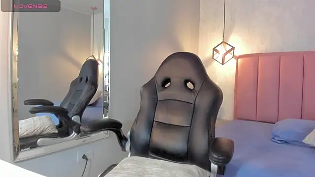 SUNNYCYRUS online show from October 2025 12:27:02 PM