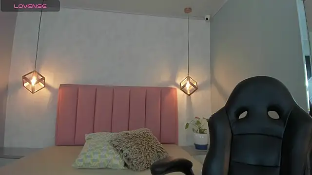 SUNNYCYRUS online show from November 2025 12:38:02 PM