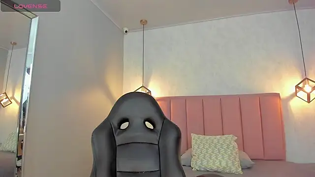 SUNNYCYRUS online show from March 2026 12:53:02 PM