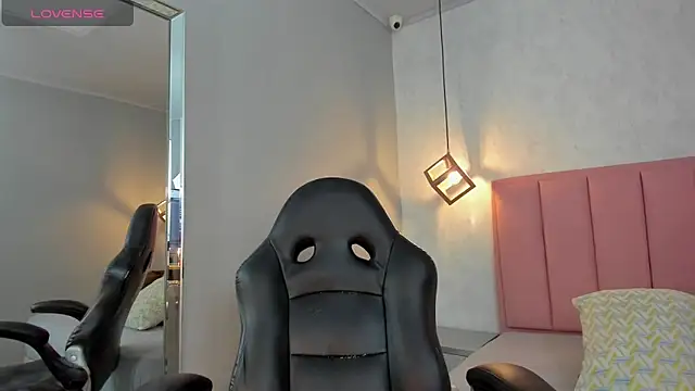 SUNNYCYRUS online show from April 2026 12:50:01 PM