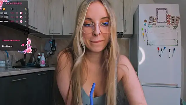 Snapshot of violet_blue_eyes chatting on February 2025 01:16:01 PM violet blue eyes online show from February 2025 01:16:01 PM