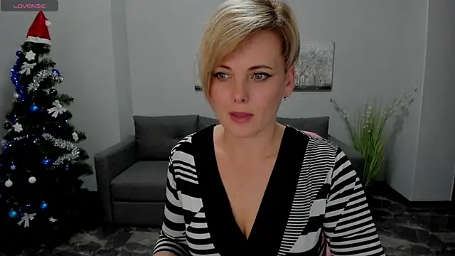 Snapshot of Julia_Wilsone chatting on December 2024 04:30:01 PM Julia Wilsone online show from December 2024 04:30:01 PM