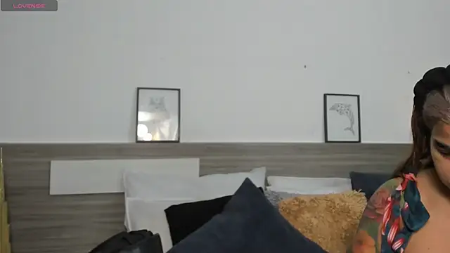 SaraaJhonsonn online show from April 2026 02:04:02 PM