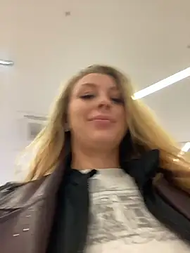 Snapshot of Sweet___Emily chatting on October 2025 01:45:02 PM Sweet   Emily online show from October 2025 01:45:02 PM