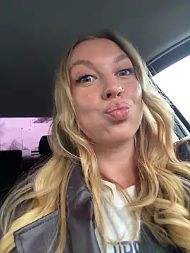 Snapshot of Sweet___Emily chatting on November 2025 12:39:02 PM Sweet   Emily online show from November 2025 12:39:02 PM