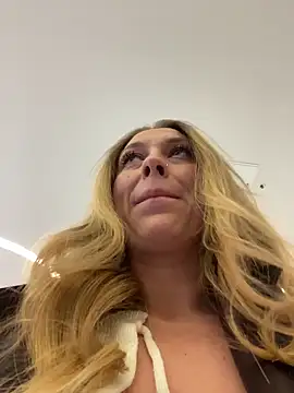 Snapshot of Sweet___Emily chatting on February 2026 03:20:01 PM Sweet Emily online show from February 2026 03:20:01 PM