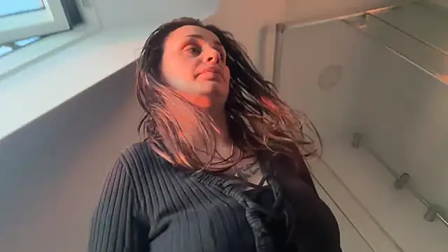 JeSuisUnTapin online show from April 2026 06:23:01 PM