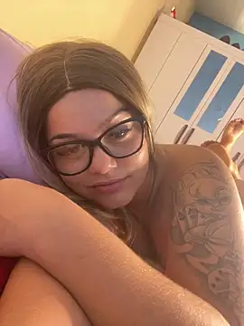 Snapshot of Lolacavalona chatting on December 2024 05:07:02 PM Lolacavalona online show from December 2024 05:07:02 PM