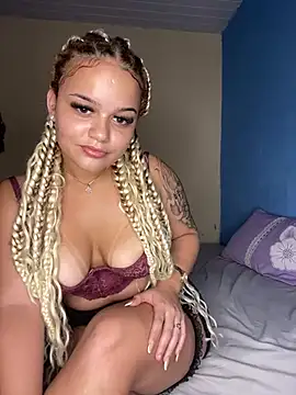 Snapshot of Lolacavalona chatting on January 2025 11:49:02 PM Lolacavalona online show from January 2025 11:49:02 PM