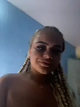 Snapshot of Lolacavalona chatting on January 2025 09:30:02 PM Lolacavalona online show from January 2025 09:30:02 PM