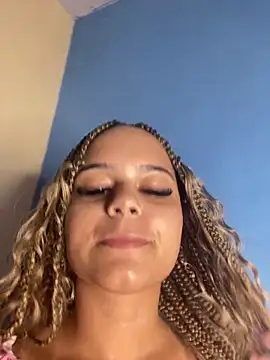 Snapshot of Lolacavalona chatting on January 2025 09:50:01 PM Lolacavalona online show from January 2025 09:50:01 PM