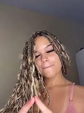 Snapshot of Lolacavalona chatting on February 2025 06:37:01 AM Lolacavalona online show from February 2025 06:37:01 AM