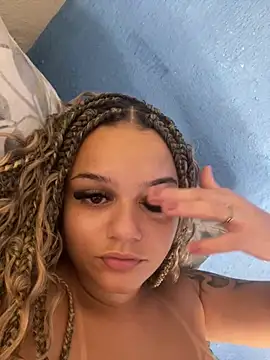 Snapshot of Lolacavalona chatting on February 2025 03:09:01 AM Lolacavalona online show from February 2025 03:09:01 AM