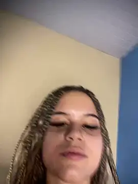 Snapshot of Lolacavalona chatting on March 2025 11:18:02 PM Lolacavalona online show from March 2025 11:18:02 PM