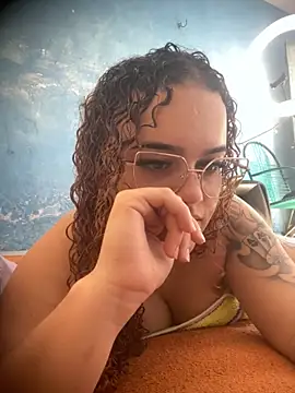 Snapshot of Lolacavalona chatting on November 2025 05:03:01 PM Lolacavalona online show from November 2025 05:03:01 PM