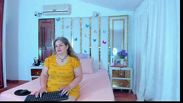 Snapshot of AnyelaGitanaMature chatting on September 2025 02:33:02 AM AnyelaGitanaMature online show from September 2025 02:33:02 AM