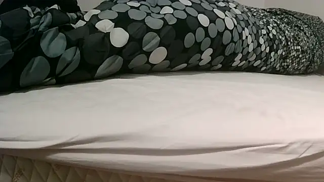 Snapshot of robertone80 chatting on February 2025 06:54:02 AM robertone80 online show from February 2025 06:54:02 AM