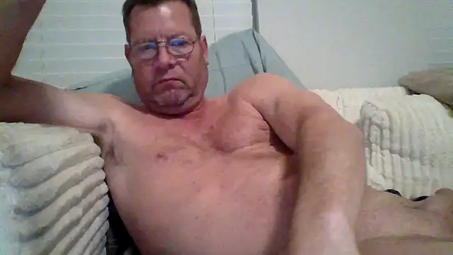 Snapshot of Goldenbear3111 chatting on April 2026 03:35:02 AM Goldenbear3111 online show from April 2026 03:35:02 AM
