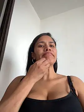 ambarsmith02 online show from November 2025 05:15:01 PM