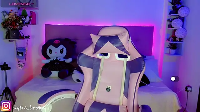 Snapshot of Kylie_brokee chatting on December 2024 09:11:01 PM Kylie brokee online show from December 2024 09:11:01 PM