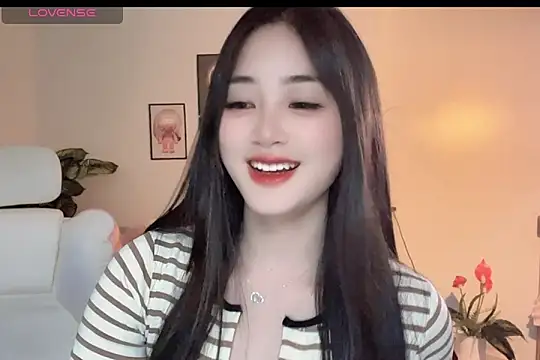 Snapshot of _Aimy_ chatting on November 2025 06:29:01 PM Aimy online show from November 2025 06:29:01 PM