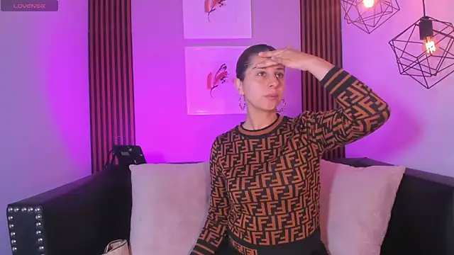 Nahiajhonson  online show from November 2025 01:00:02 PM