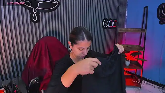 Nahiajhonson  online show from February 2026 12:15:01 PM