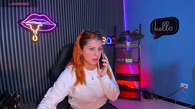 Nahiajhonson  online show from April 2026 12:44:02 PM