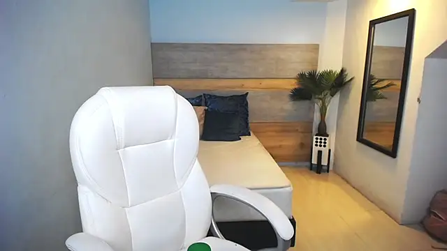 liseth fox online show from December 2024 02:04:02 AM