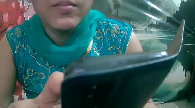 Snapshot of LOVERIAKOL chatting on February 2025 03:37:01 AM LOVERIAKOL online show from February 2025 03:37:01 AM