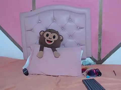 Madeline Woods online show from October 2025 02:50:01 PM