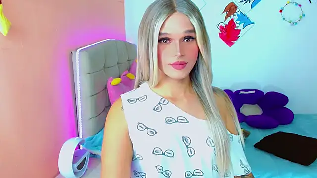 Snapshot of TaylorMon chatting on October 2025 01:50:02 AM TaylorMon online show from October 2025 01:50:02 AM