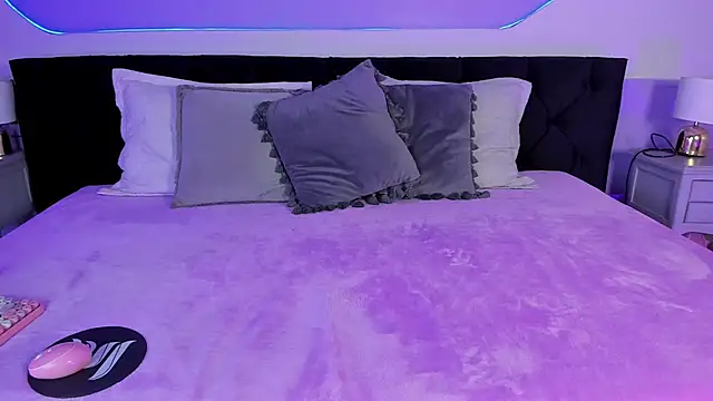 Julieta Cortes   online show from September 2025 12:06:01 PM