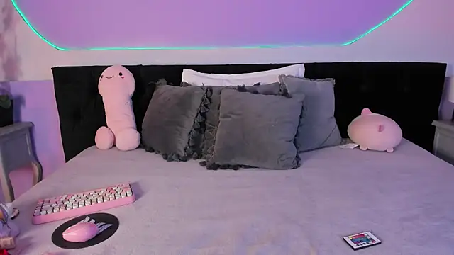 Julieta Cortes   online show from December 2025 12:03:02 PM