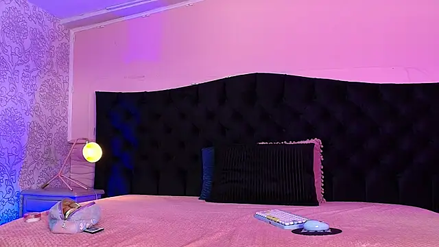 Julieta Cortes   online show from April 2026 12:10:01 PM