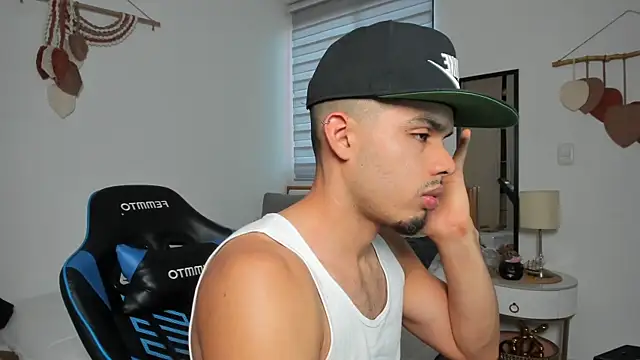 mateoleonee online show from March 2026 07:42:01 PM