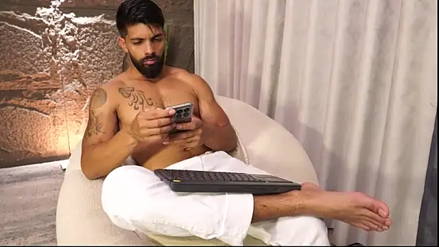 Snapshot of DannSaenz chatting on April 2026 06:50:01 PM DannSaenz online show from April 2026 06:50:01 PM
