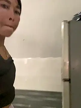 Linaannn online show from November 2025 02:12:01 AM