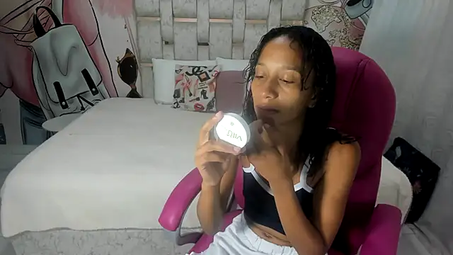 EMMA SWEETT1 online show from January 2025 12:32:02 PM