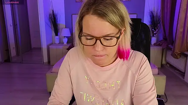 EVAshinyGIRL online show from December 2024 07:37:01 AM