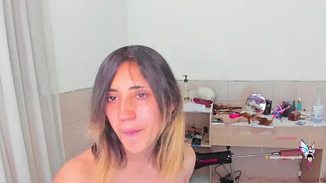 linnie  online show from September 2025 10:21:01 PM