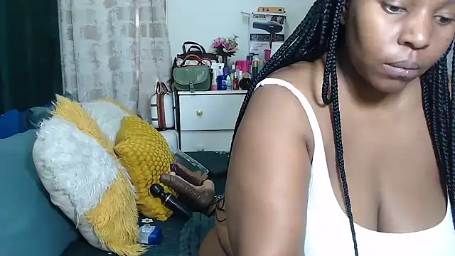Snapshot of GaggingQueenxx chatting on June 2026 07:02:02 AM GaggingQueenxx online show from June 2026 07:02:02 AM