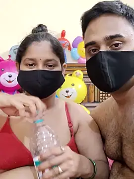 Snapshot of IND_COUPLE1 chatting on February 2025 04:43:02 PM IND COUPLE1 online show from February 2025 04:43:02 PM