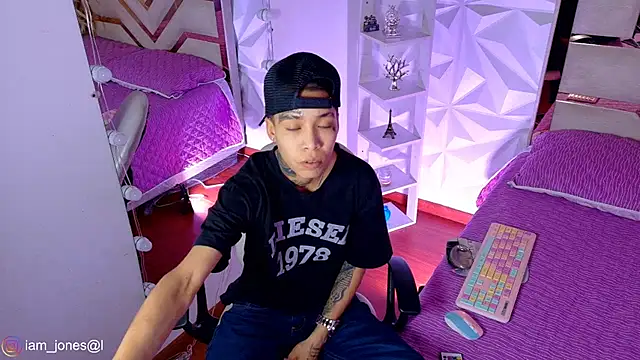 Snapshot of Jonesliam23 chatting on May 2026 07:22:02 PM Jonesliam23 online show from May 2026 07:22:02 PM