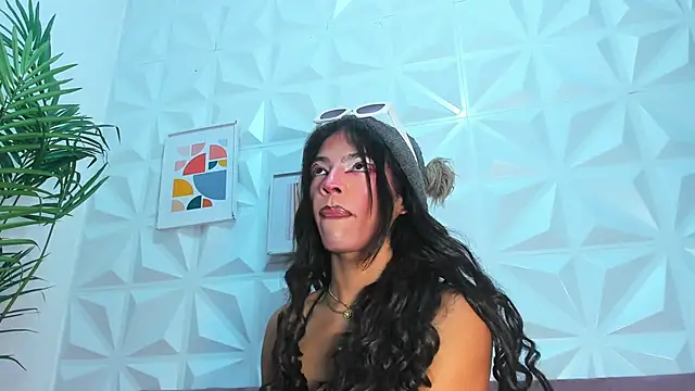 Snapshot of Briyit_Doll chatting on December 2024 06:17:02 PM Briyit Doll online show from December 2024 06:17:02 PM