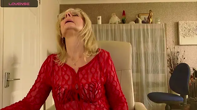 Snapshot of TopazCamgirl chatting on December 2025 02:59:01 PM TopazCamgirl online show from December 2025 02:59:01 PM