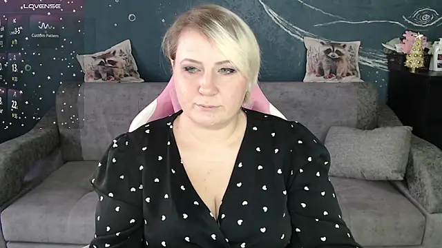 CuteHanna online show from December 2025 10:24:01 AM