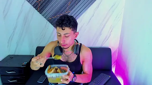 Snapshot of Piggy_Eddy chatting on November 2025 08:11:01 PM Piggy Eddy online show from November 2025 08:11:01 PM