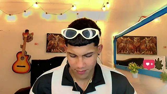 Snapshot of Damian_latinxxx chatting on February 2025 02:47:02 AM Damian latinxxx online show from February 2025 02:47:02 AM