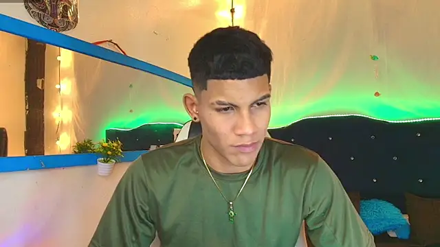 Snapshot of Damian_latinxxx chatting on February 2025 06:30:02 AM Damian latinxxx online show from February 2025 06:30:02 AM